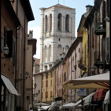 Medievale Su Piazza Trento-trieste - * פררה
